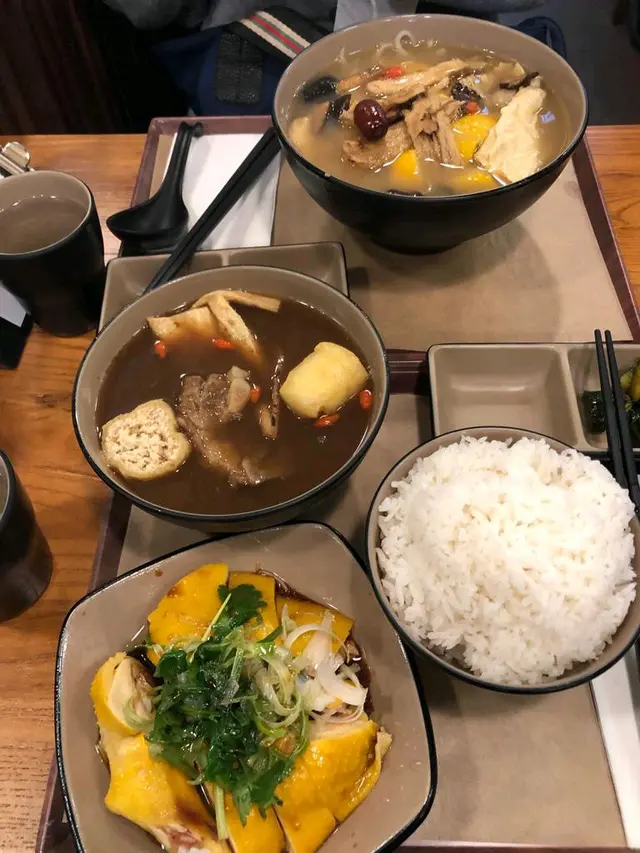 霸王雞飯配肉骨茶
