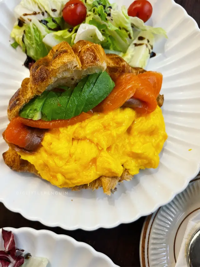 牛油果煙三文魚日式炒蛋牛角包