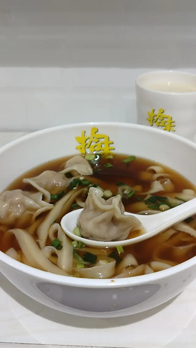 水餃有4粒,肉多而清爽的椰菜少