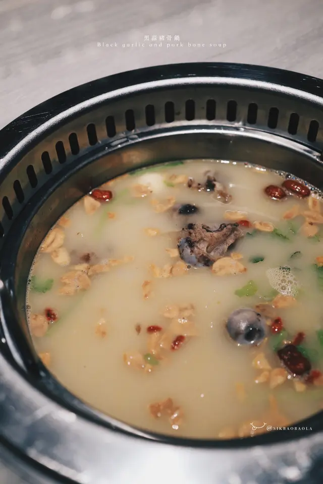 黑蒜豬骨湯底內還加入了大蒜跟炸蒜粒，令蒜香更上一層樓