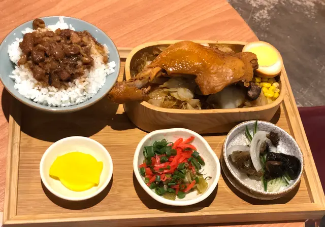 阿嬤古法滷雞腿、滷肉便當