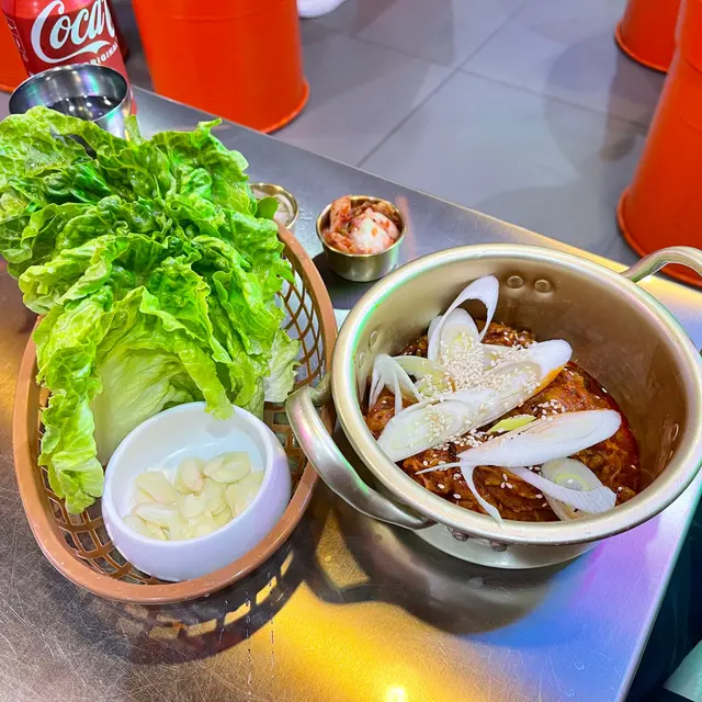 韓式辣炒豬肉配生菜