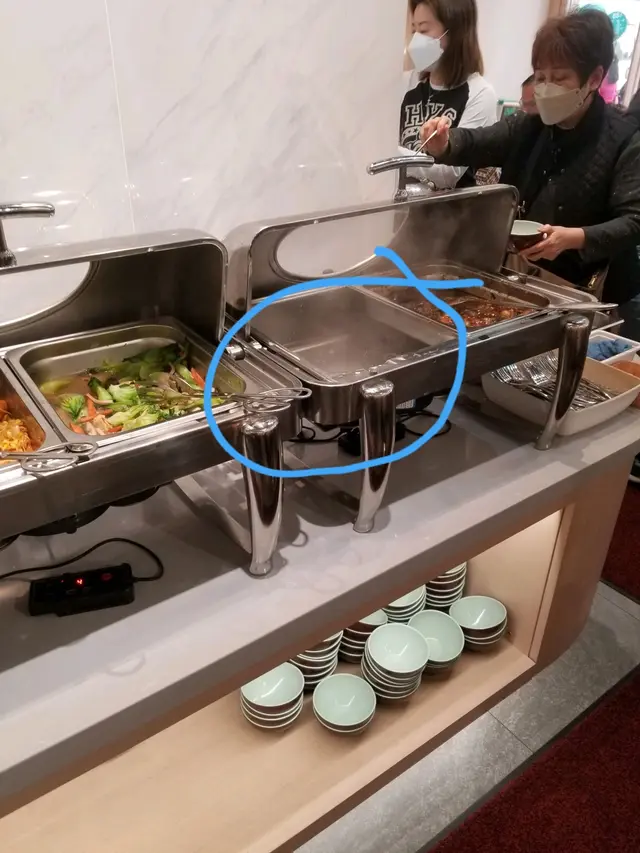 Lots of empty trays, slow or no refills.