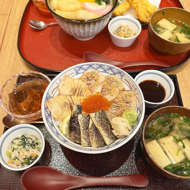 炙燒四色海鮮丼