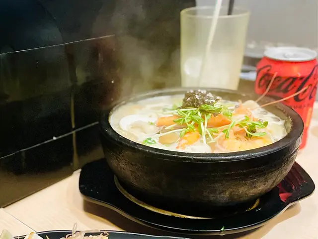 自選嘅湯底款式唔少，但最出名嘅當然就係黑松露香菇湯，香氣撲鼻，而且黑松露嘅味道10分濃郁， 🍜啱啱上到嚟嘅時候係非常之滾燙，渣渣聲嘅熱湯視覺上已經非常之吸引
