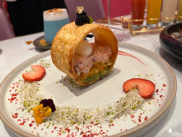 黑魚籽牛油果煙三文魚水牛芯士波波他他