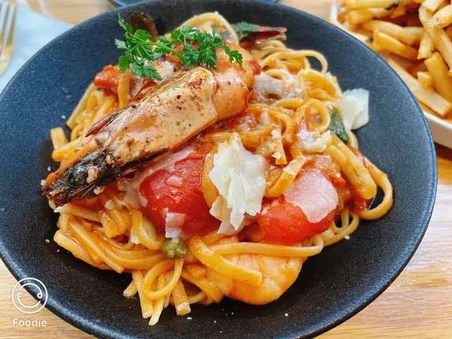 鮮茄龍蝦汁香煎大蝦扁意粉