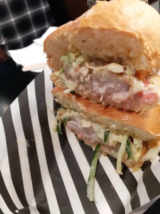 切開嘅脆炸乳酪雞漢堡