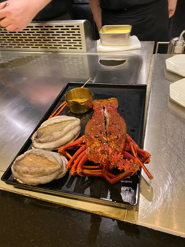 原隻南非鮑魚和龍蝦