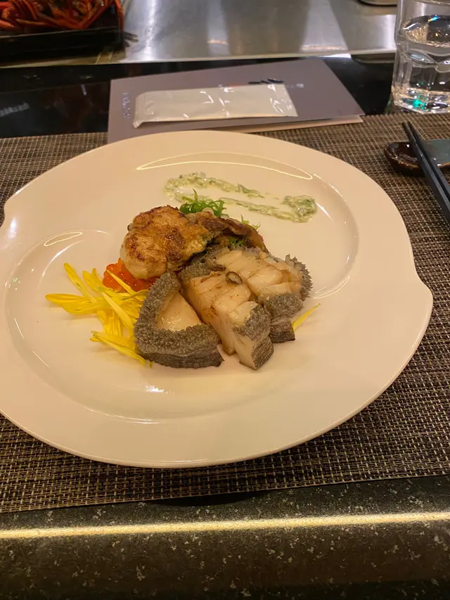 配有食用菊花,三文魚子。煎得剛剛好,有鮮味