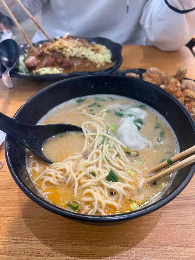 擔擔麵加手工菜肉雲吞
