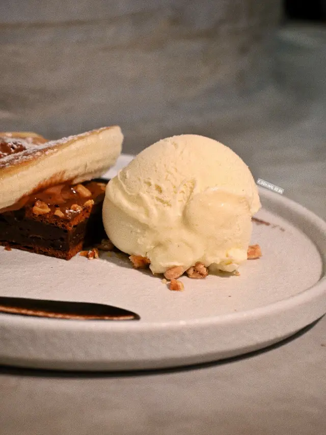 焦糖香蕉合桃朱古力布朗尼配雲尼拿雪糕