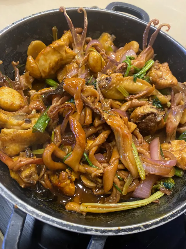 香辣為主，味道偏甜，特別之處可另加配菜，我哋就加咗鵝腸同鴨舌