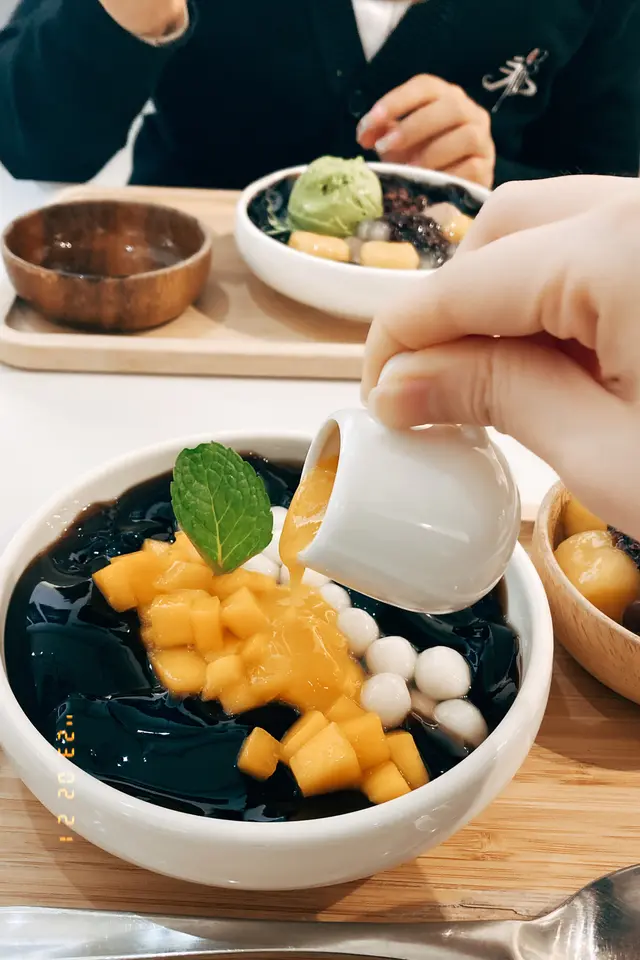 圓仔芒果嫩仙草盛盤