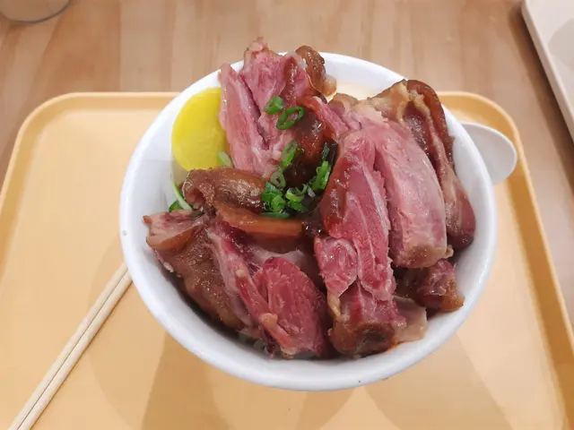 滷豬腿拌芥辣汁魯肉丼飯