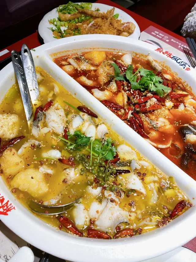 一邊是水煮魚、一邊是酸菜魚，一道菜兩種口味