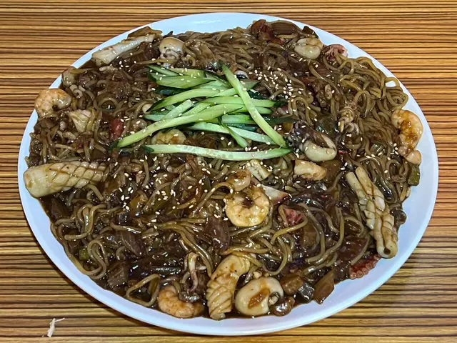 炸醬麵麵多海鮮多，重點係真係有炸醬