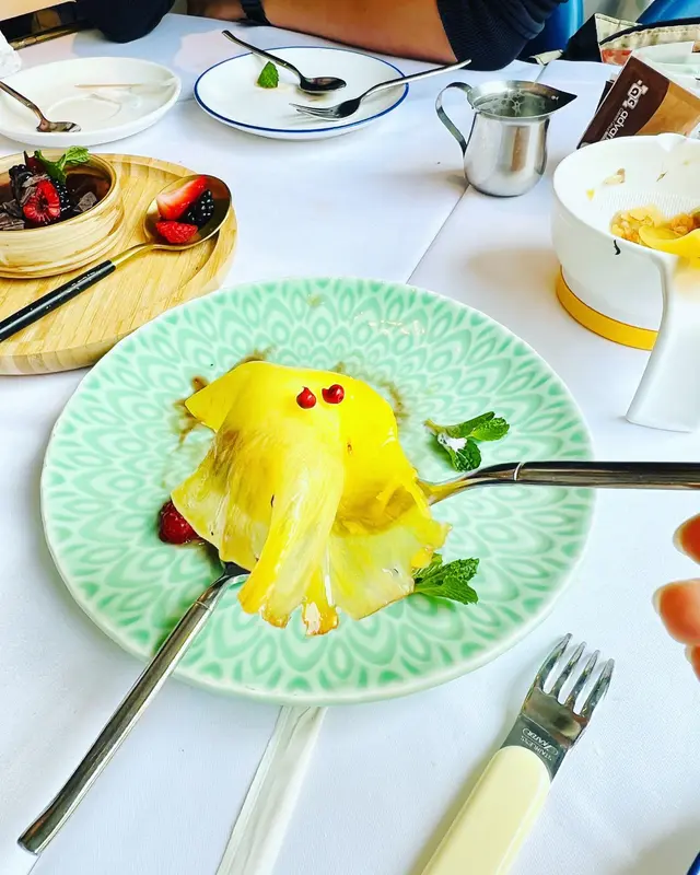 菠蘿雲吞配開心果海棉蛋糕