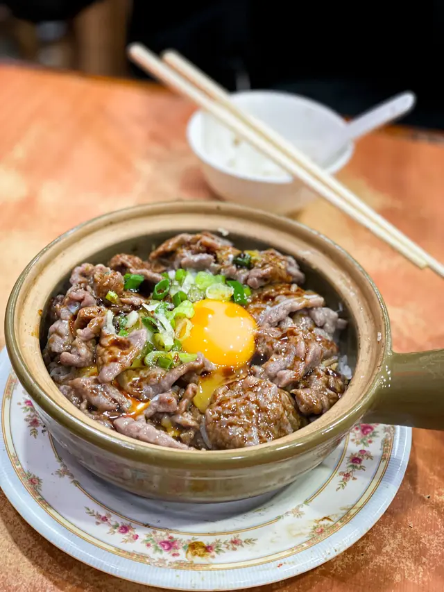 窩蛋牛肉煲仔飯