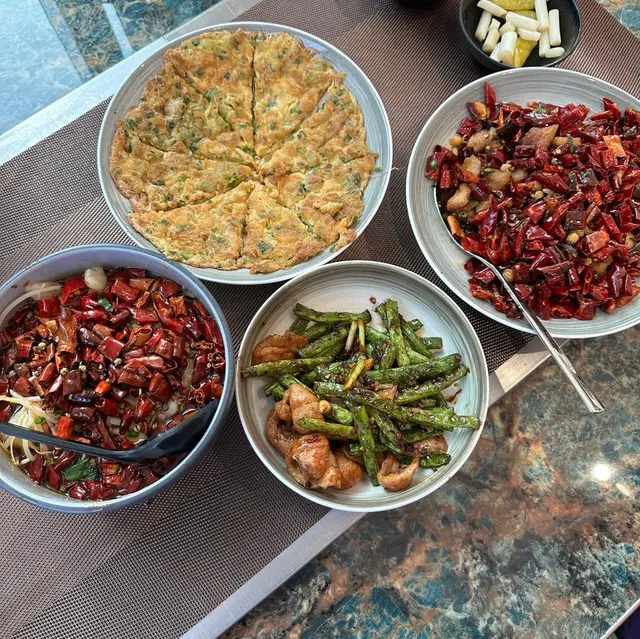 辣子雞丁、涼瓜肉碎煎蛋、XO醬四季豆炒豬頸肉