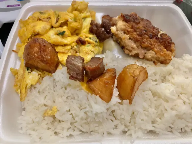 太肚餓，食到一半先記得影相