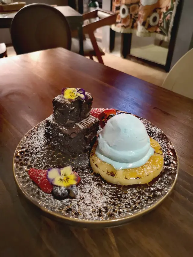 慢煮菠蘿配朱古力布朗尼配雪糕