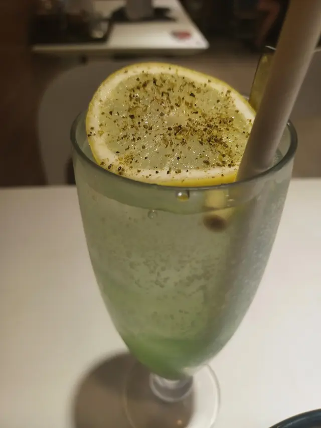 杯雪碧好辛辣。如果唔食得辣，真係唔好點呢杯青花椒香茅雪碧。