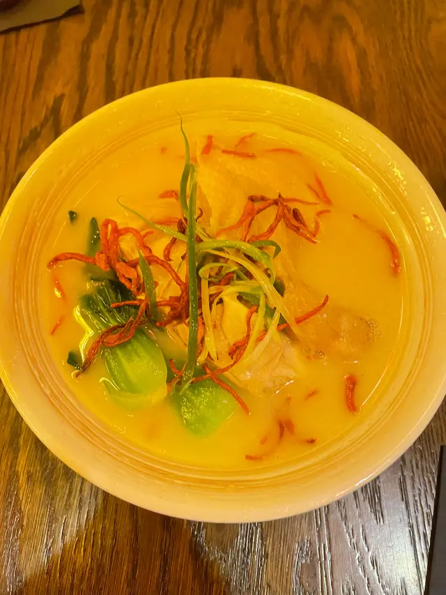 黑麻油蟲草花濃雞湯麵