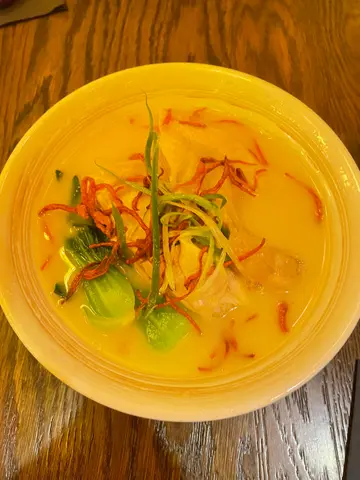 黑麻油虫草花浓鸡汤面