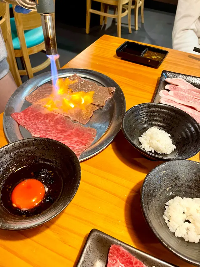 燒到和牛半熟,撈落黑松露生蛋,再鋪上白飯面,超想encore