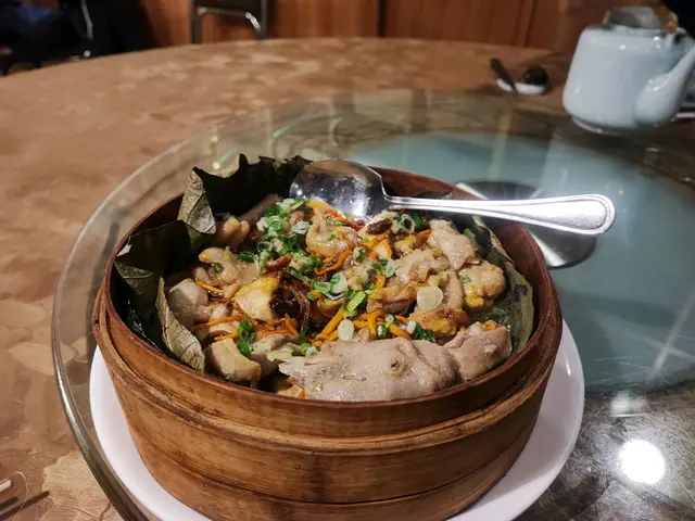 荷香蟲草花牛肝菌蒸沙欄雞: