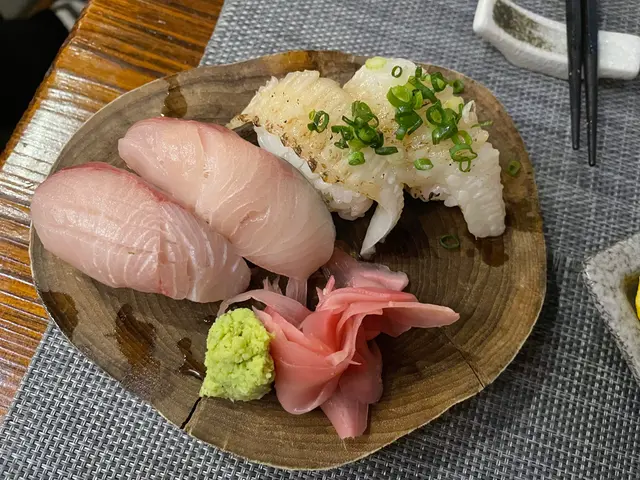 油甘魚壽司  左口魚裙邊壽司