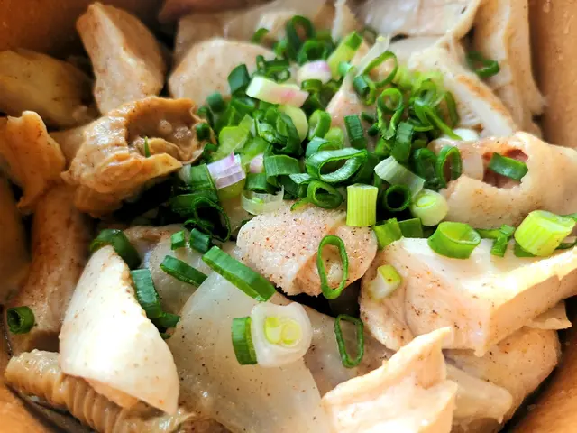 配料:牛柏葉、魚肉春卷、鳳爪根