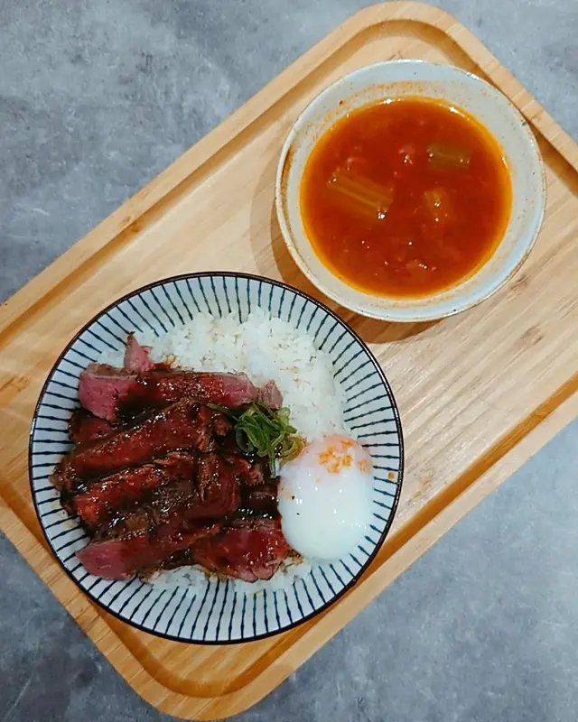 慢煮火炙牛腹扒丼