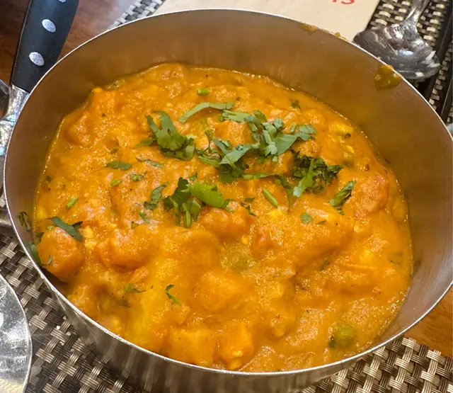 微辣咖喱跟配菜煮到溶合和稠杰，內裏還有入味軟身薯🥔和少許鹹香芝士，味道好搭😋而且毫無油膩感👍🏻噢！又多個必食菜式了😆