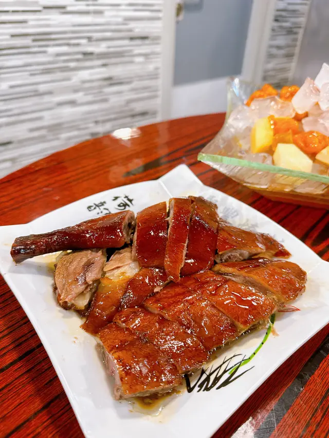 燒鵝有鵝油光澤  外皮香脆肉嫩
