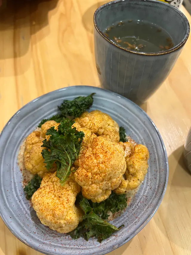 焗椰菜花配腐乳鷹嘴豆泥