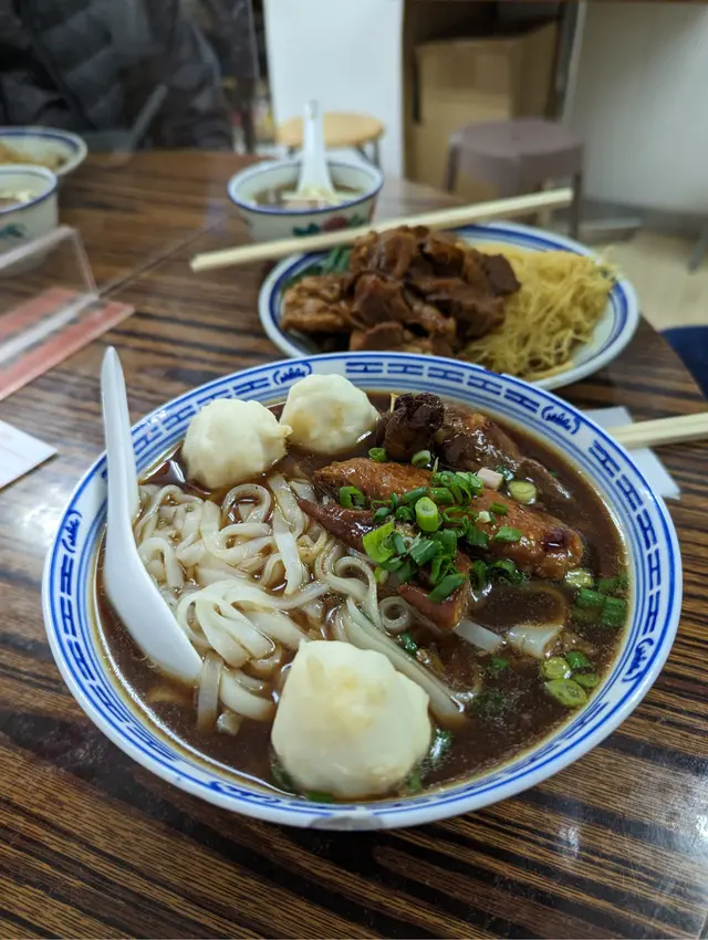 墨魚丸雞翼湯河粉加腩汁