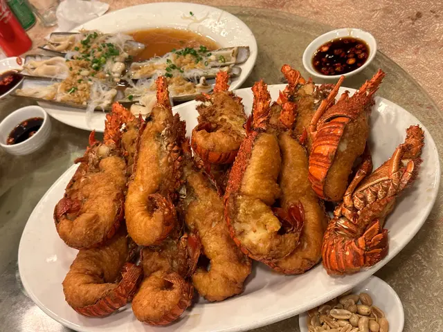 第一次見到咁大隻龍蝦，一人一隻拎住影相，畢身難忘