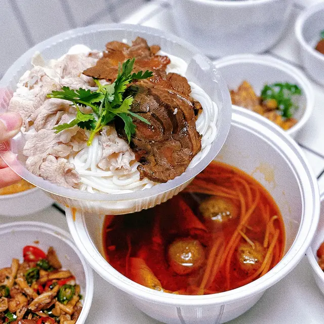 呢個米線啖啖肉,入邊有肥牛,牛丸、牛𦟌,🍜配料方面有腐皮、雲耳、芽菜!配料豐富,牛肉味香濃🐮雖然揀咗麻辣大辣🌶️但係佢嘅辣度唔會好刺激,好開胃!