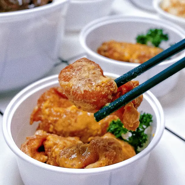 金沙系列又點止一款,依個雞肉都係都係金沙系列!🐤奶黃香金沙香滿布每件雞肉,啖啖肉又過癮,仲好鮮嫩添!