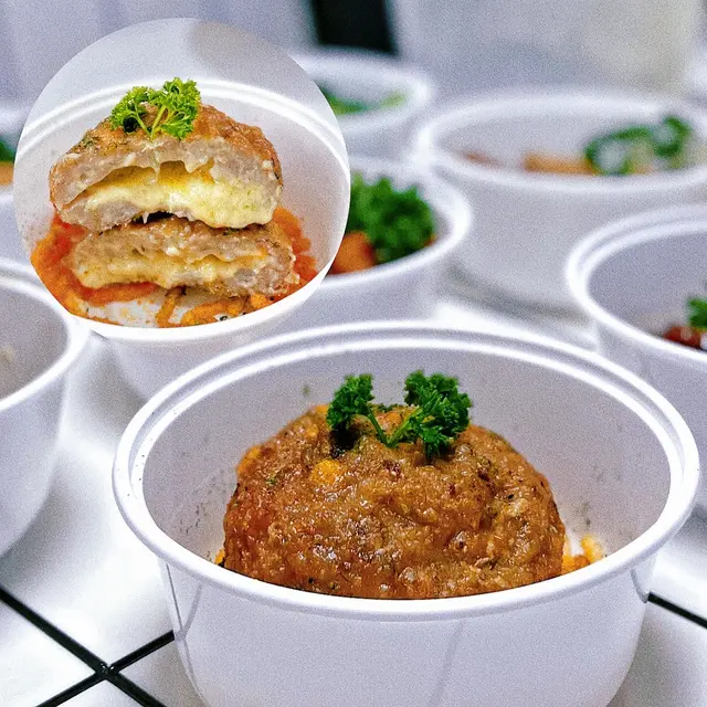 未食過恐龍蛋,好似好得意咁!大大粒仲係流心添🦖店員千叮萬囑一定要趁熱食,所以返到屋企第一時間食!