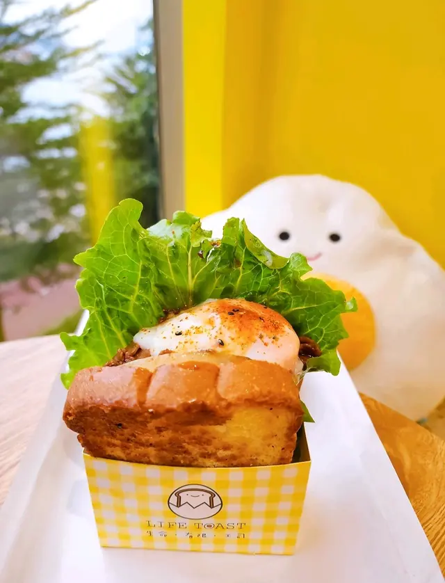 燒牛肩胛洋蔥溫泉蛋吐司