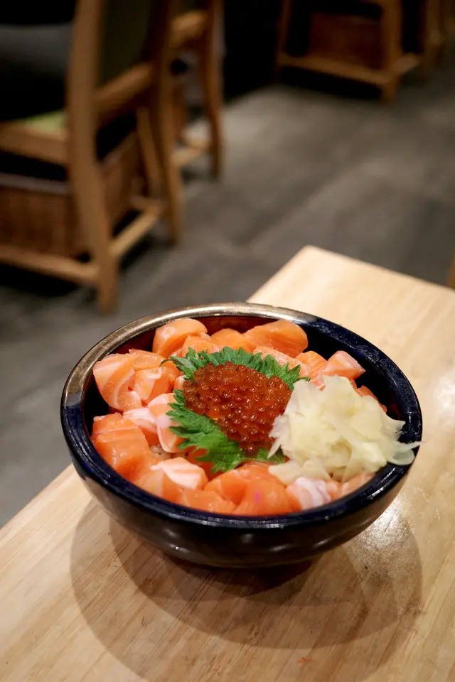 大熱嘅三文魚親子丼,咪睇佢個碗好似好細,原來個碗好深!份量非常足,面頭鋪滿滿嘅三文魚粒、蟹籽、同甜姜,大滿足😍