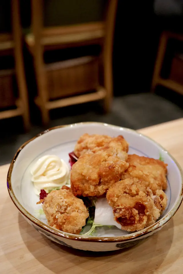 炸雞件總共5件,每件都有半隻手掌咁大👍🏻配沙律汁,加埋烏冬一齊食都好正😋