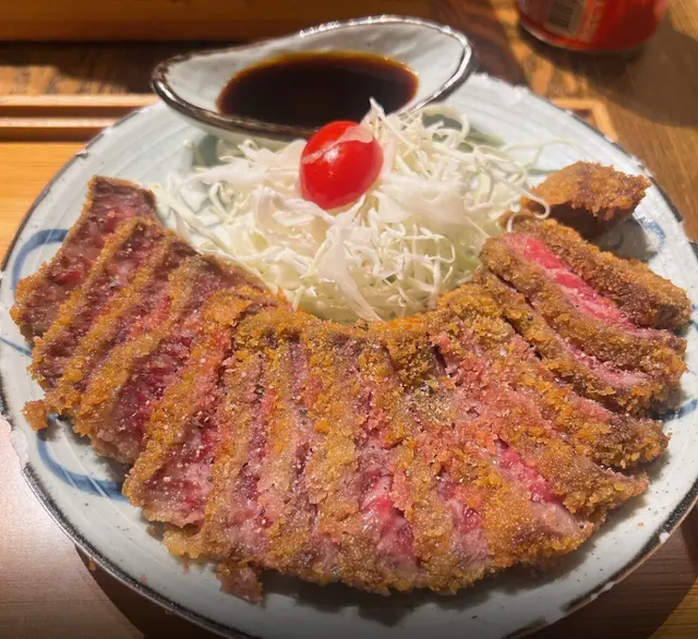 外層有一層脆脆吉列炸皮包住.賣相好似好高檔嘅牛肉!👍😋😋😋