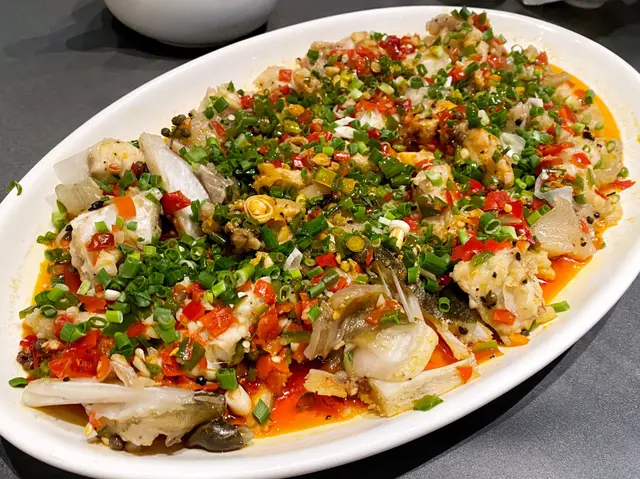 剁椒鹹肉蒸龍躉魚頭