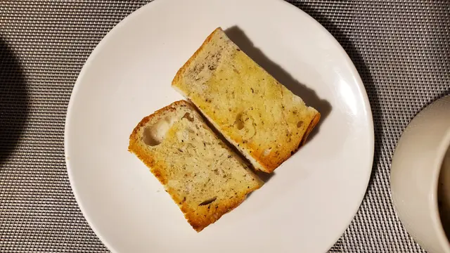 午餐時，佢哋會免費提供餐湯。忌廉磨菇湯係現煮嘅，唔係用罐頭湯料，加埋一小塊蒜蓉包，好好味.👍🏻