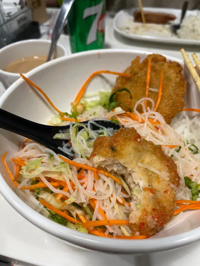 蝦餅完全唔彈牙，難食。