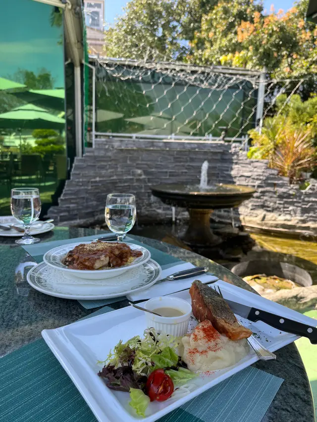 豬扒飯味道豐富，但豬扒有點柴口。香煎三文魚忌廉汁薯蓉就較遜色，三文魚  overcooked/burnt，忌廉汁味道怪怪的，薯蓉完全冇味！